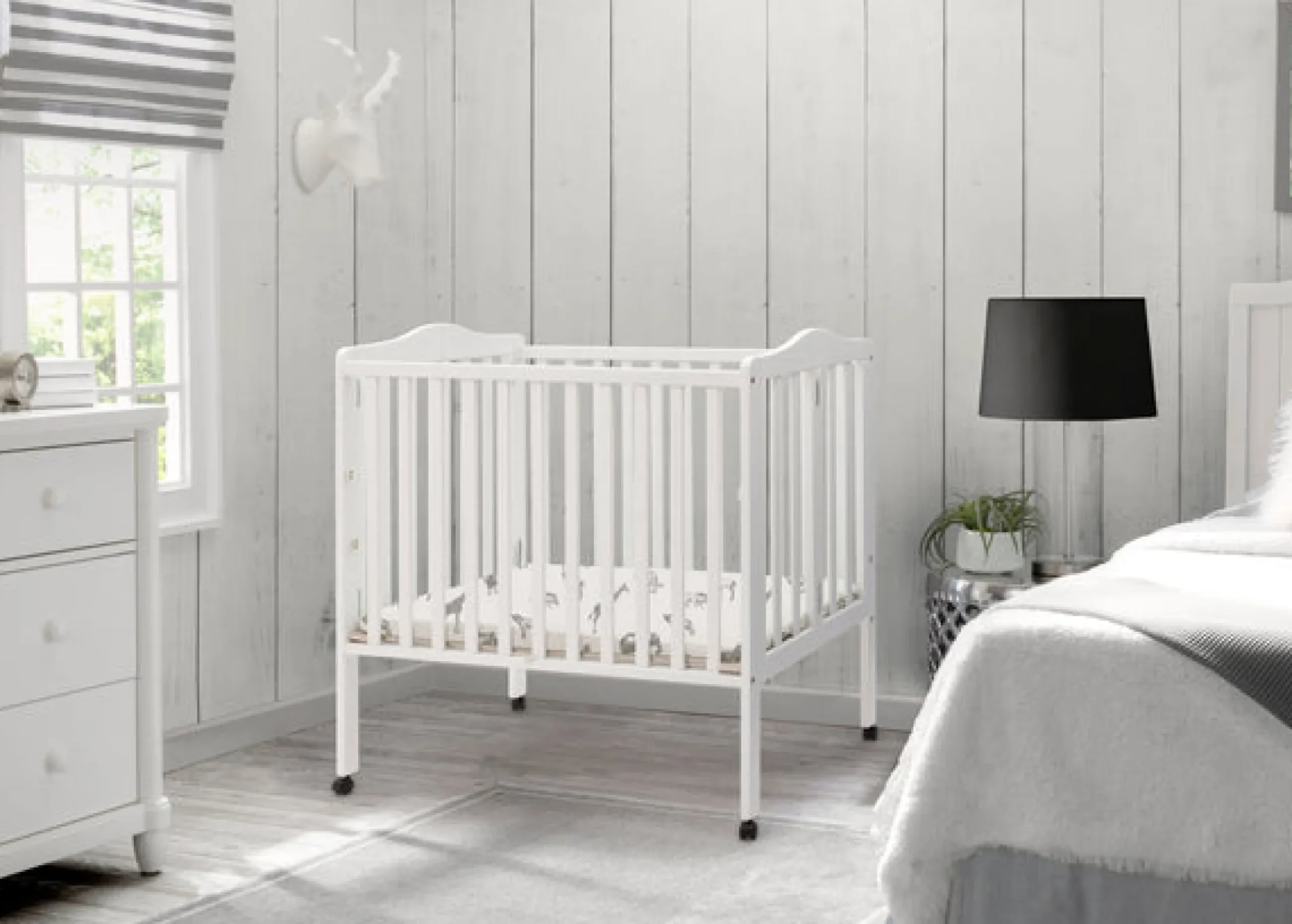 Baby Cribs*Delta Children Folding Portable Mini Baby Crib with 1.5-inch Mattress White (100)
