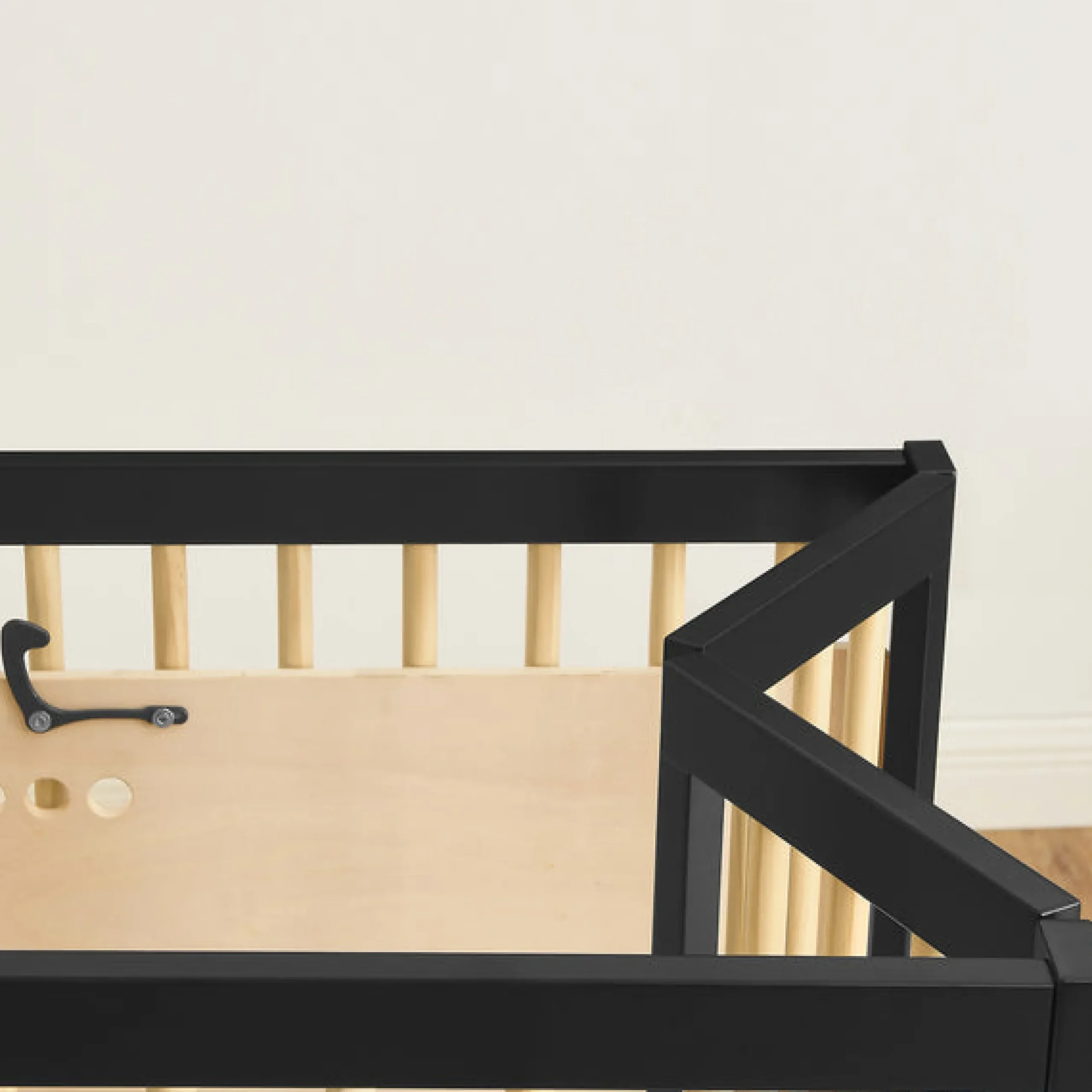 Baby Cribs*Delta Children Mia Portable Folding Mini Crib with 1.5-Inch Mattress Ebony with Natural (1482)